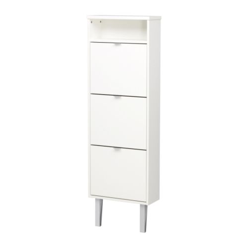 SKÄR Sapateira c/3 compartimentos IKEA Com pés apenas na frente para colocar o armário encostado à parede por cima do rodapé. 