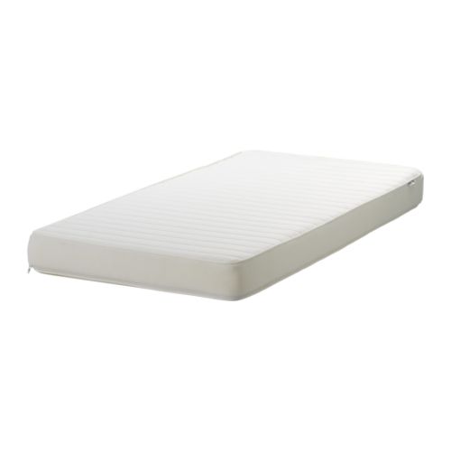 VYSSA SKÖNT Colchão p/berço IKEA A espuma fria com capacidade de alívio de pressão proporciona conforto ao seu bebé.