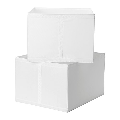 SKUBB Cutie IKEA Uşor de scos trăgând de mânerul lateral.  Două cutii intră una lângă alta în cadrul dulapului lat de 100 cm. 