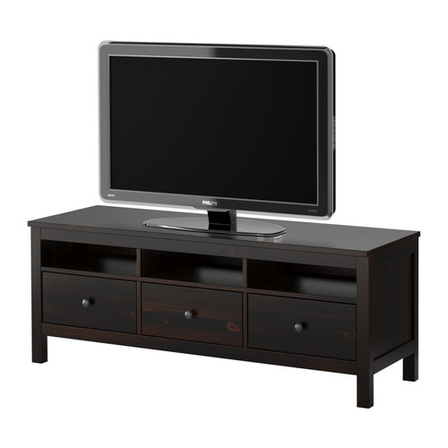HEMNES Tv-bänk IKEA Massivt trä; för en mer naturlig känsla.  De dolda lådskenorna gör att lådorna glider mjukt även när de är tungt lastade. 
