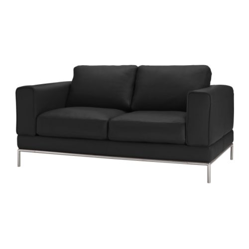 ARILD Dvojpohovka IKEA Sedadlo a opierky sú potiahnuté hrubou, odolnou kožou, ktorá sa ľahko čistí, čo je veľmi praktické najmä pre rodiny s deťmi. 
