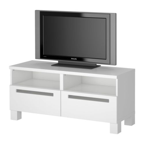 BESTÅ ÅDAL Skrinka na TV IKEA Zásuvka sa vysúva hladko a vďaka zarážke na konci nevypadne.  2 pevné police pre vyššiu stabilitu. 