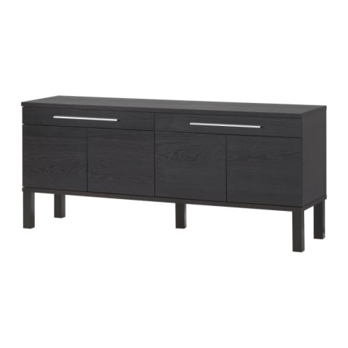 BJURSTA Príborník IKEA Dvere nemajú nijaké kľučky ani úchytky, otvárajú sa ľahkým dotykom ruky. 