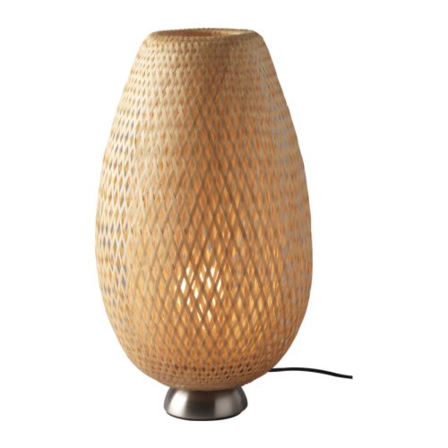BÖJA Stolová lampa IKEA Tienidlo z pleteného bambusu vytvára dekoratívne svetelné vzory na stene.  Ručne robené tienidlo; každé je unikátne. 