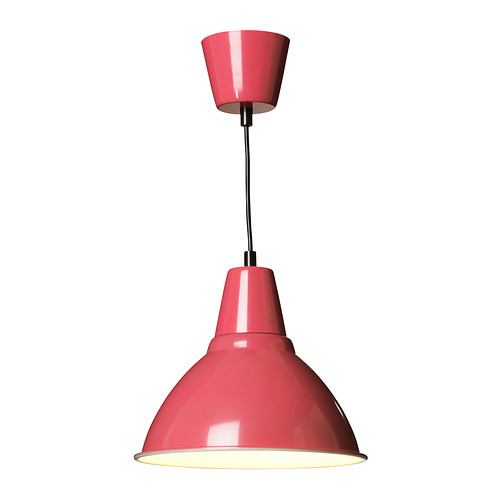 FOTO Závesná lampa IKEA Táto lampa dodáva jedálni príjemné svetlo, ktoré je dobre orientované na váš jedálenský alebo barový stôl. 
