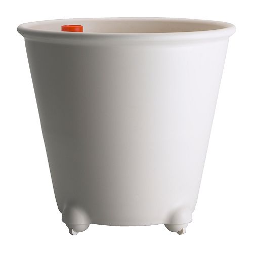IKEA PS FEJÖ Samozavlažovací kvetináč IKEA Pomáha rastline prospievať, aj keď sa nepolieva pravidelne.  Samozavlažovacia vložka udržuje zeminu vlhkú. 
