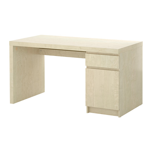 MALM Stôl IKEA Pod doskou stola polica na káble; káble a zásuvky zostanú skryté a pracovná doska uprataná. 