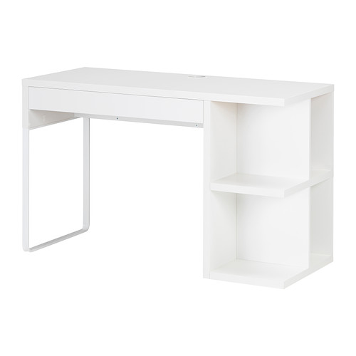 MICKE Stôl s úložným priestorom IKEA Zásuvky a káble možno jednoducho ukryť a zároveň udržať poruke vďaka vývodu na káble v zadnej časti. 