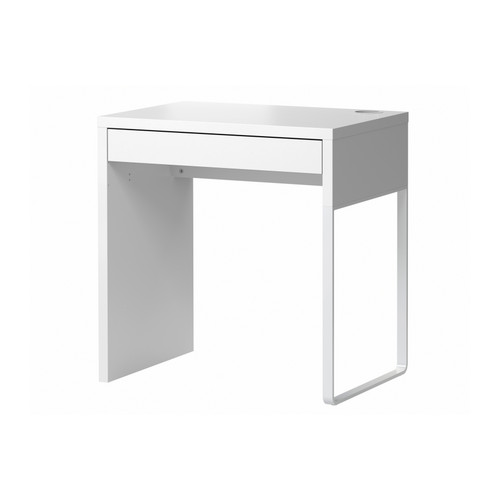 MICKE Stôl IKEA Zásuvky a káble možno jednoducho ukryť a zároveň udržať poruke vďaka vývodu na káble v zadnej časti. 
