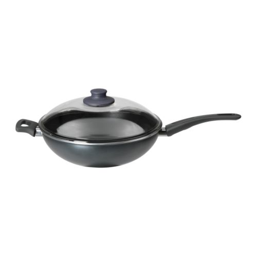 SKÄNKA Wok s pokrievkou IKEA Hrubé steny rovnomerne distribuujú teplo, takže jedlo je zohrievané z viacerých smerov, nielen zospodu. 