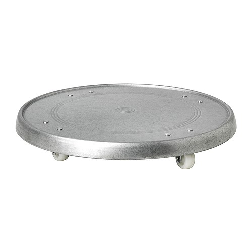 SOCKER Stojan na kvet s kolieskami IKEA Podstavec kvetináča na kolieskach pre jednoduchšie presúvanie veľkých rastlín a aj pre ľahšie upratovanie. 