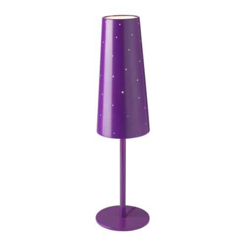 TALLVIK Stolová lampa IKEA Perforované tienidlo; vytvára dekoratívne svetelné vzory. 