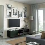 BESTÅ طاولة تلفزيون مع أبواب, أسود-بني/Selsviken أخضر-زيتوني غامق, ‎180x42x38 سم‏