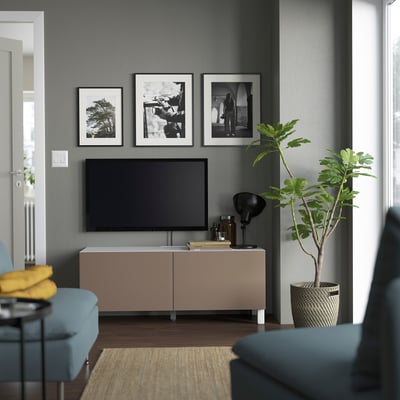 BESTÅ طاولة تلفزيون مع أبواب, أبيض Lappviken/Stubbarp/رمادي فاتح-بني, ‎120x42x48 سم‏