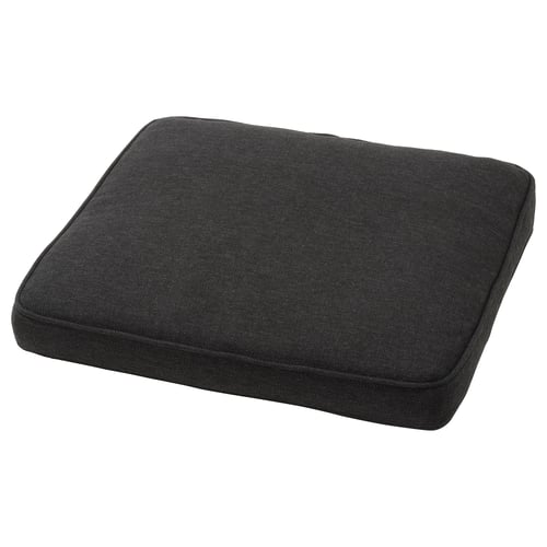 A black JÄRPÖN/DUVHOLMEN chair cushion with a rectangular shape and padded design. Its made of polyester and has an anti-slip bottom.