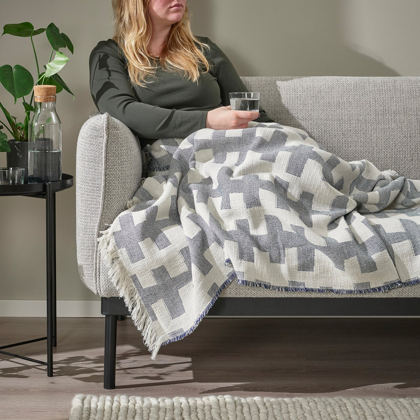 SLÅNSPINNMAL Throw, off-white/dark blue, 130x170 cm - IKEA