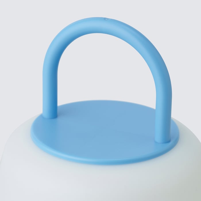 SOMMARLÅNKE LED decorative table lamp, white blue/batteryoperated