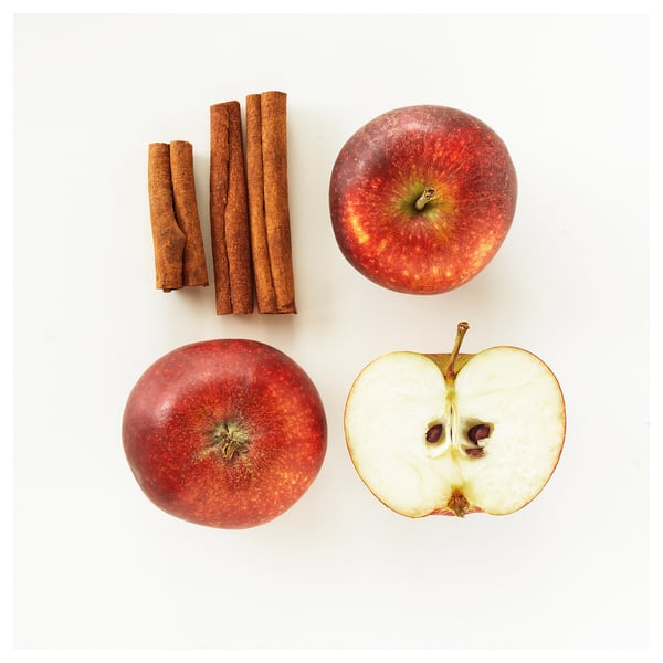 VINTERFINT Scented candle in metal tin, apple-shaped/Apple and cinnamon red, 24 hr