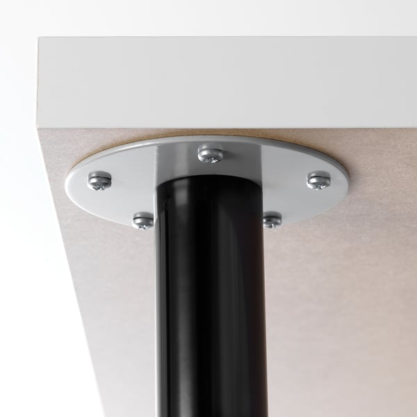 Tischbein aus Metall, das mit Schrauben sicher am Sockel befestigt ist.