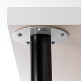 Tischbein aus Metall, das mit Schrauben sicher am Sockel befestigt ist.