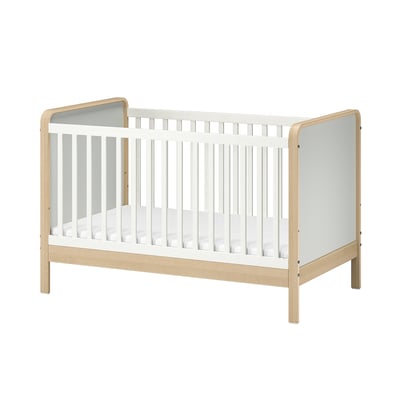 ÄLSKVÄRD Babybett aus weißem und naturbelassenem Holz mit niedrigem Sockel und Schutzgitter.