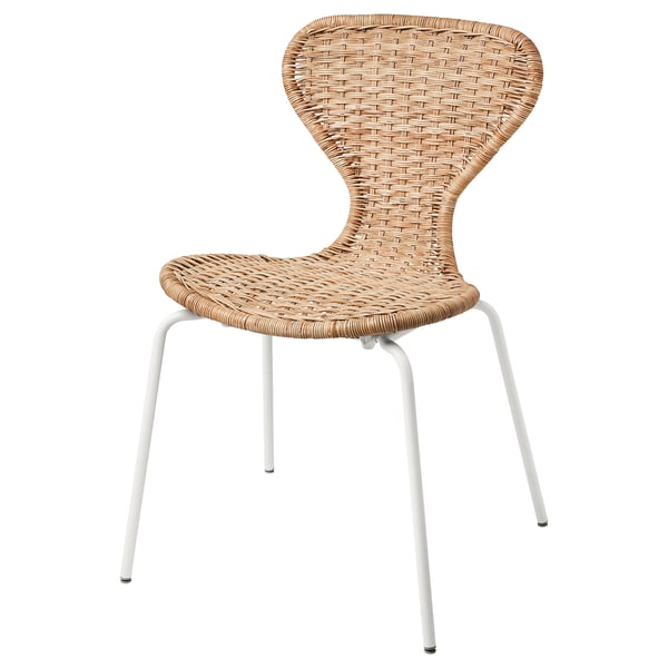 ÄLVSTA Rattanstuhl, naturbeige. Leichter, geschwungener Rücken, vier weiße Beine.