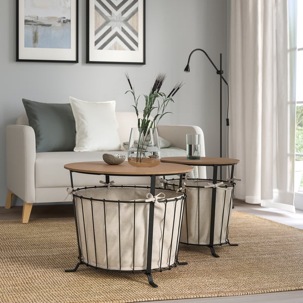Modernes Wohnzimmer mit ÄNGESBYN Aufbewahrungstisch. Weißer Stoff, Holzplatte, schwarzes Metallgestell. Klein, rund, passt gut in die Nähe eines Sofas.