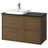 Moderner, an der Wand montierter brauner Badezimmer-Waschtisch aus Holz mit 4 Schubladen und eleganter schwarzer Arbeitsplatte mit einem weißen quadratischen Waschbecken.