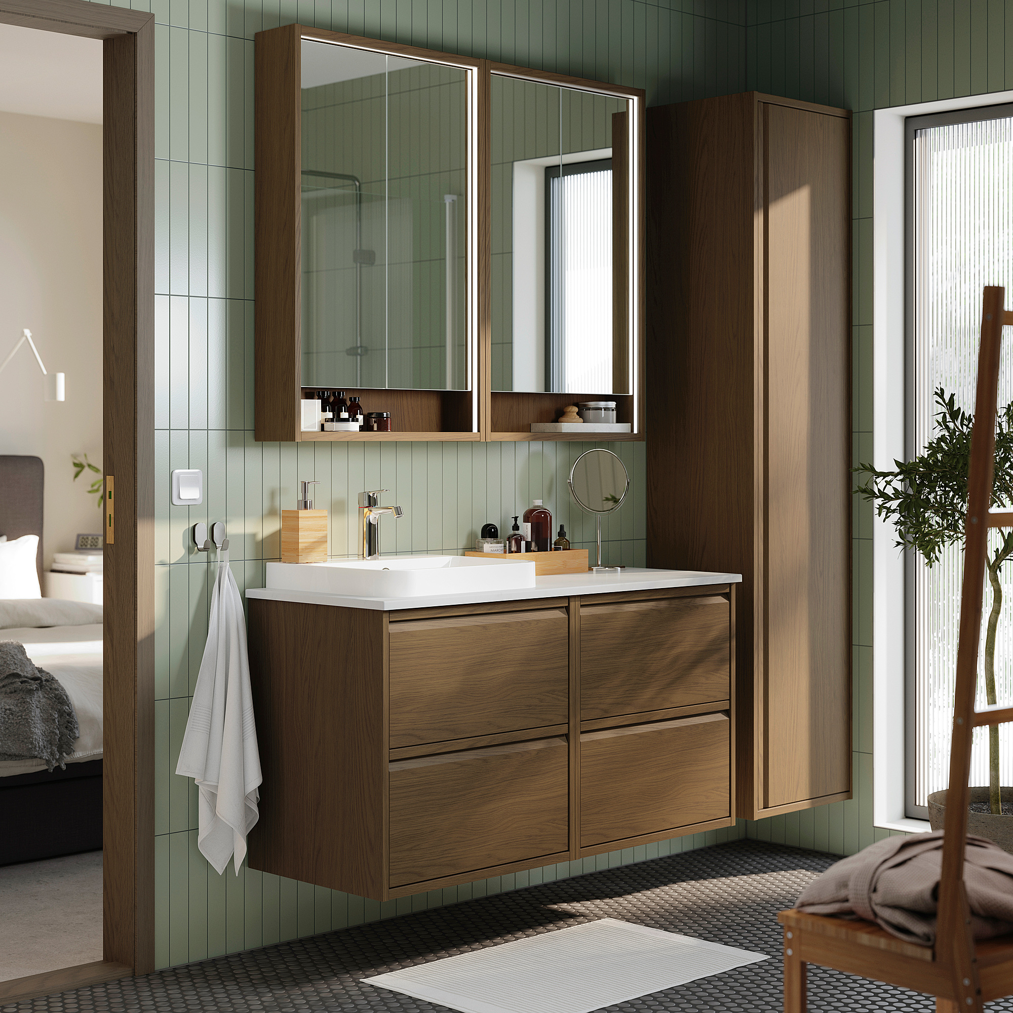 Modernes Badezimmer mit ÄNGSJÖN-Waschtisch aus Eiche, geräumiger Theke, sauberem Look, weißem Waschbecken, großem Spiegel.