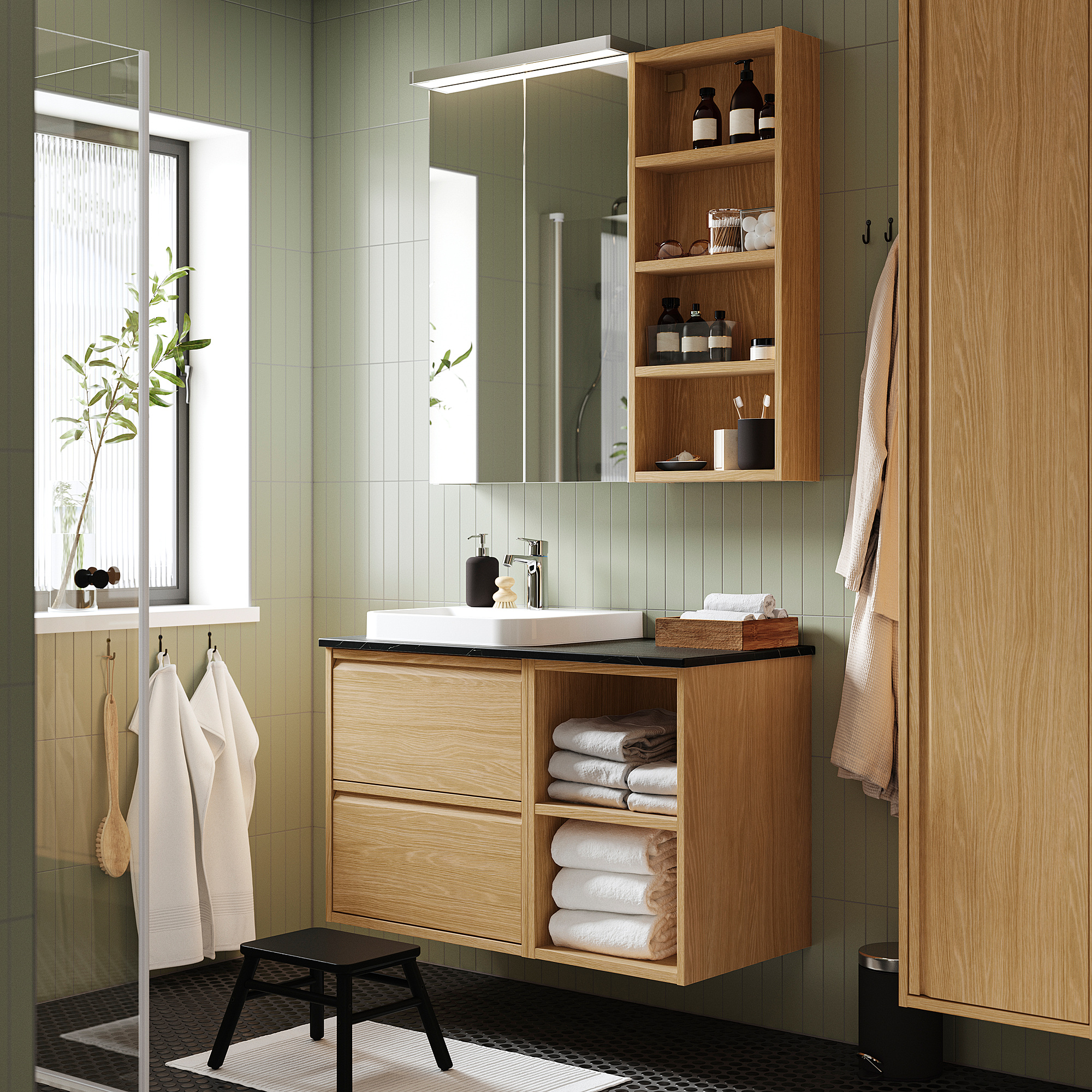Modernes Badezimmer in Grün/Holz mit Waschtisch aus ÄNGSJÖN-Eiche, Waschbecken, Spiegel und Regalen.