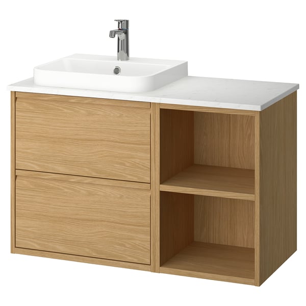 Moderner Waschtisch aus Eichenholz mit Marmorwaschbecken und verchromtem Wasserhahn.