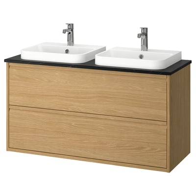 Doppelter Waschbeckenschrank aus Eiche, modernes, minimalistisches Design. Zwei weiße Waschbecken, verchromte Armaturen, Wandmontage.