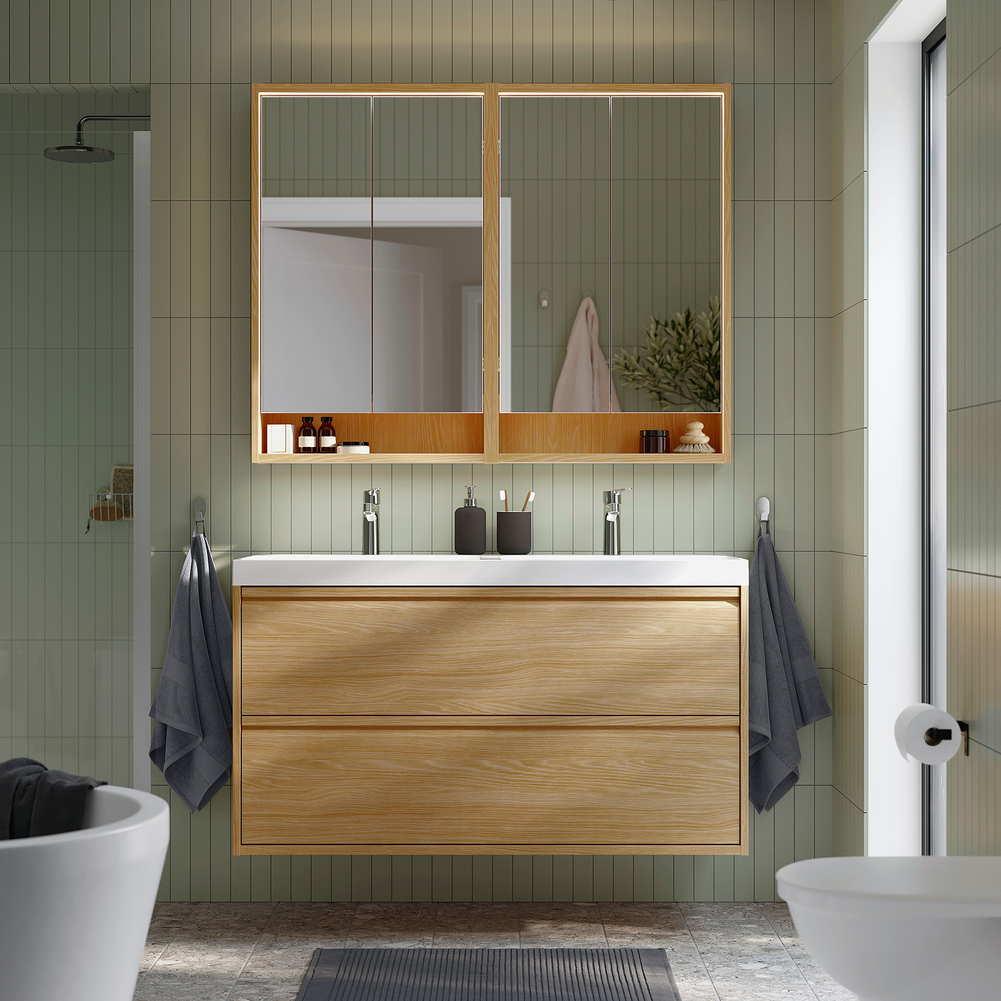 Moderner Badezimmerschrank aus Eiche mit hellem Holz, grünen Fliesen, Doppelwaschbecken, Spiegeln, blauen Handtüchern, Dusche.