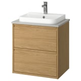 ÄNGSJÖN: Waschtisch aus Eiche mit weißem Becken, Wandmontage, minimalistische Griffe, volle Schublade, natürliche Holzoptik.