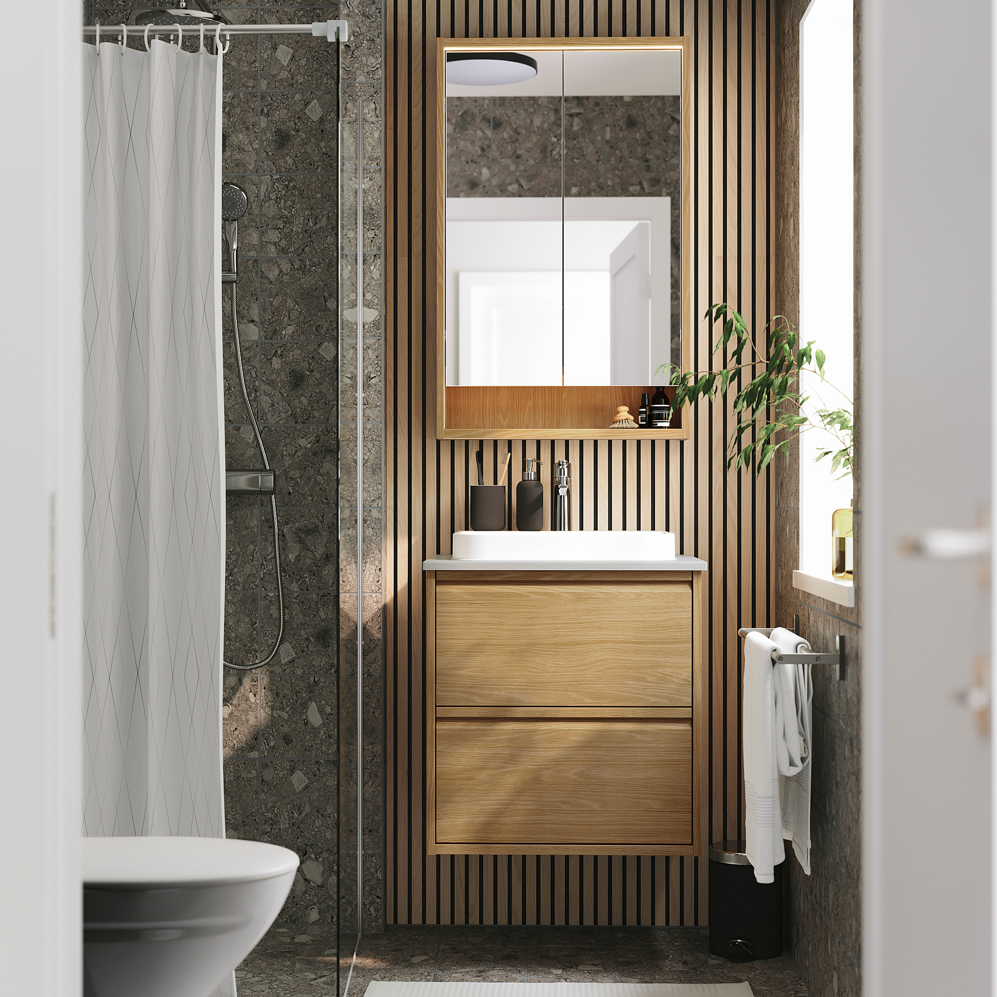Modernes Badezimmer mit Eichenschrank, Waschbecken, Spiegel, Fenster, minimalistischem Design, weißem Handtuch, teilweisem Duschvorhang, dunklem Marmorboden.