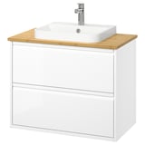 Der Badezimmer-Waschtisch ÄNGSJÖN in Weiß verfügt über eine Arbeitsplatte aus Bambus, ein quadratisches Keramikbecken und zwei Schubladen mit minimalistischem Design zur Aufbewahrung.