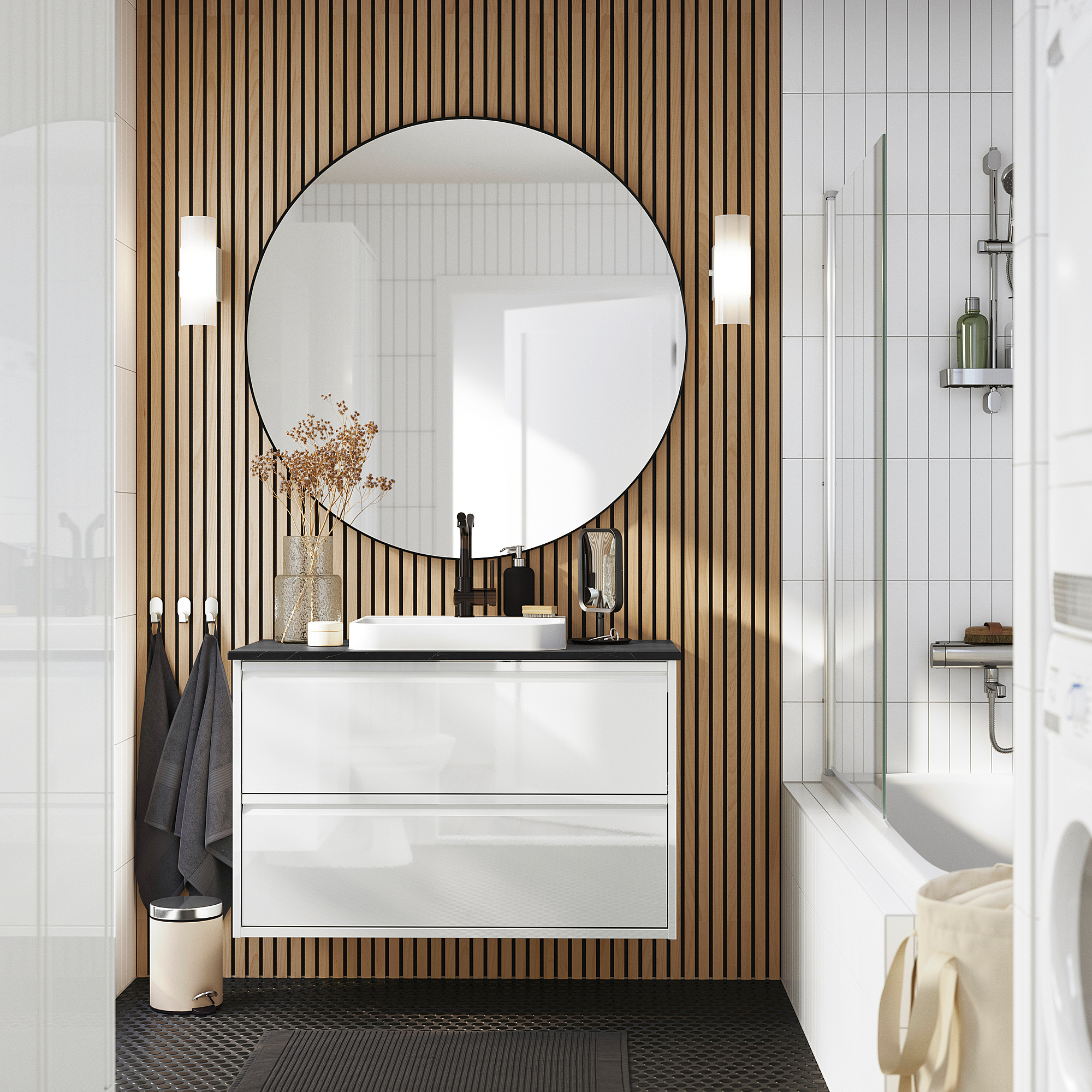 Modernes Badezimmer mit ÄNGSJÖN-Schrank, elegantem Waschbecken, Holzlatten, weißen Fliesen.