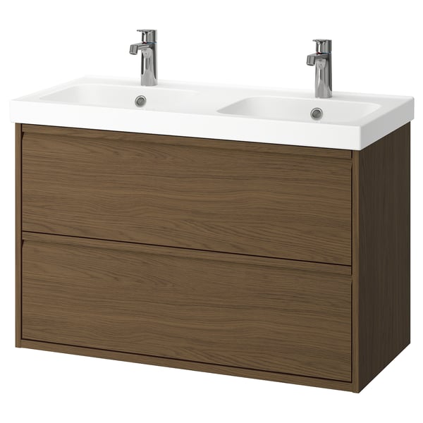 Moderner Doppelwaschbecken-Waschtisch mit Holzoberfläche, minimalistischen Griffen, weißen Keramikbecken und verchromten Armaturen.