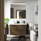 Doppelwaschbecken aus brauner Eiche, wandmontiert, schlankes Design, dunkle Akzente.
