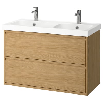 Moderner Doppelwaschtisch aus Eichenholz mit weißen Keramikwaschbecken und verchromten Wasserhähnen, Wandmontage.