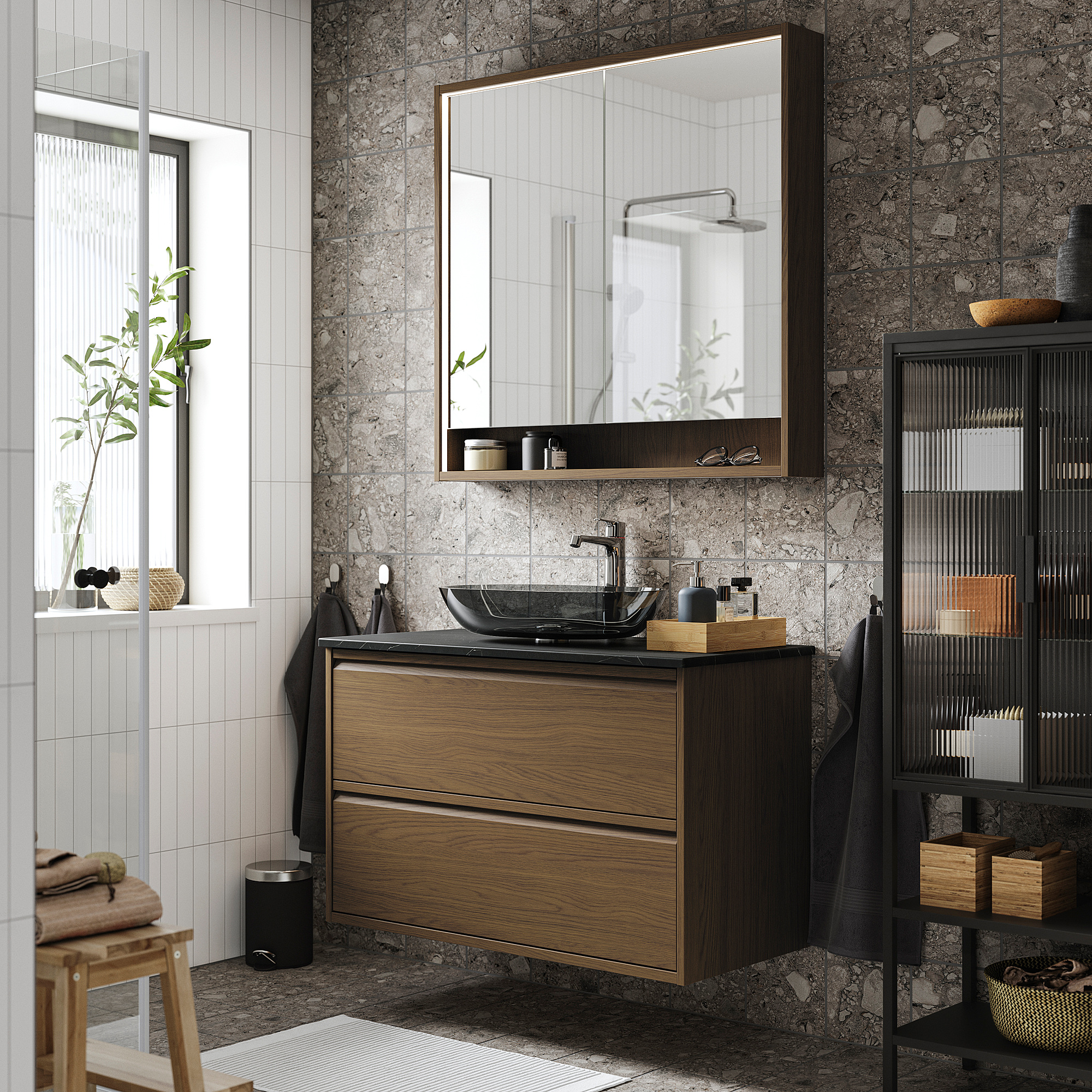 Modernes Badezimmer mit ÄNGSJÖN-Möbeln aus brauner Eiche. Wandmontierter Waschtisch, großer Spiegel, hoher Stauraum und Holzhocker.