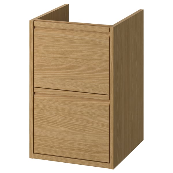 Ein hellbrauner Badezimmerschrank aus Holz mit silbernen Griffen, zwei Schubladen und einer Arbeitsplatte.