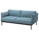 Modernes hellblaues Sofa mit schlanken Metallbeinen, kastenförmigen Kissen und stilvollem Design.