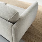 Modernes hellgraues Sofa, schlichtes Design, kastenförmige Kissen, weicher Stoff.