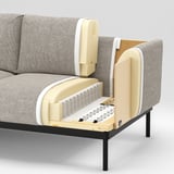 Modernes Sofa mit gepolstertem Stoff, Schaumstoffschichten, Metallfedern und Holzrahmen. Der Ausschnitt zeigt den inneren Aufbau.