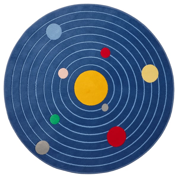 AFTONSPARV Teppich: blau, kreisförmig, gelbe Sonne, bunte Planeten, recycelte Materialien.