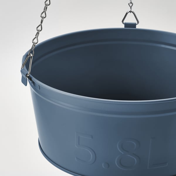 Pflanzgefäß aus blauem Metall für den Außenbereich mit Ketten, 5. 8l Fassungsvermögen.