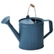 Option: Blaue ÅKERBÄR Gießkanne, mit Holzgriff, Stahl und pulverbeschichteter zylindrischer Form, Auslauf für kontrollierten Wasserfluss.