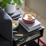Bambusschalen auf dem Tisch mit Pflanzen und Büchern.