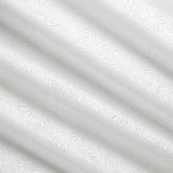 Elegante weiße Vorhänge mit komplizierten, erhabenen Blattmustern. Weicher, strukturierter Stoff bietet ein dezentes, beruhigendes Ambiente.